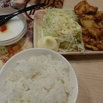 赤みそ家 - ごはん、唐揚げ、杏仁豆腐のセット 276円