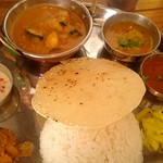 鎌倉バワン - 真ん中がベジタブルカレー。左下がパイナップルカレー。