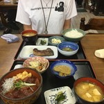 トミヤ食堂 - まぐろ漬け丼（お味噌汁、小鉢2品、漬物）1000円