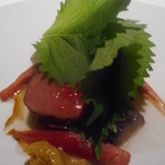 レフェルヴェソンス - 夏鹿のロティとムール貝、茗荷、茄子、大葉、ルバーブ