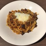 洋麺バルPastaBA - 牛ホホ肉のボロネーゼ仕立て（赤ワインで煮込んだ牛ホホ肉を再度デミグラスソースとトマトソースで煮込みました） + トッピング 温玉