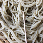 手打ち蕎麦 くげ - 爪楊枝と比較してみました。細いでしょ！