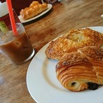 Neuf:bakery caafe - チョコクロ160円、ピロシキ200円、コーヒー400円