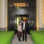 さようなら～。　　写真を撮ろうとしたら、お店の方が、わざわざ撮ってくれました。飛行機に遅れそうで、内心ドキドキ。結局タクシーなのだ。