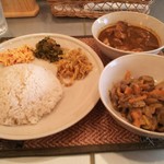 スリランカ料理 ラサハラ - ライスと副菜３品、チキンカレー、ごぼう（ドライ）カレー