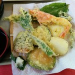 山ん中 - 海老の下の長い青葉は空芯菜