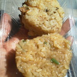 深川 伊勢屋 - 手前は山菜おにぎり、奥はアサリおにぎり