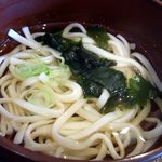 海の幸 りき - うどん入りの吸い物です。 今回も登場です。 薄味の出汁が、いい感じです。 細うどんが食欲をそそります。