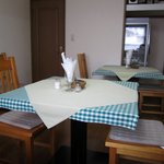 Pik koro - 客席は自宅のリビングにテーブルを配置して客席にしてありました、まさに自宅に招かれて食べてる雰囲気ですね。