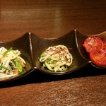 炭火焼肉 ふちおか - コースの前菜。トマトのキムチ、白センマイの和え物、ナムル。
