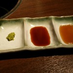 炭火焼肉 ふちおか - タレ。ゆず胡椒、ニンニク醤油、焼肉のタレ。