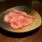 炭火焼肉 ふちおか - タン塩(単品2400円。)新鮮で臭みがなくおいしかった。