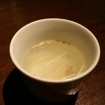 炭火焼肉 ふちおか - コースのゲンコツスープ。生姜の風味が効いています。