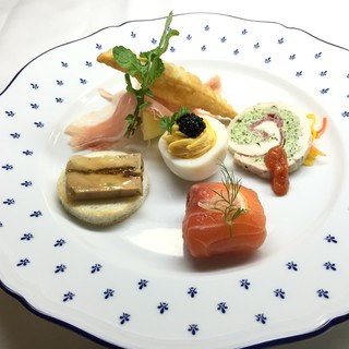 旬の食材を彩り豊かに届ける季節のアラカルトメニュー