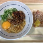 つるまる - 甘辛肉玉うどん 480円＋鶏めし(小) 120円(税抜)