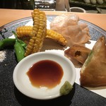 Koshitsu Gyuu Zushi Teppan Yaki Daimyou Zuishou - アボガド海老の揚げて春巻き、青唐、トウモロコシ