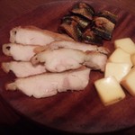 Nihonshu Baru Mori - 燻製３種（鶏モモ肉・秋刀魚・チーズ）