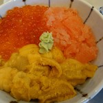 三色丼1,600円(蒸しウニ、イクラ、タラコ) 6～8月まで100円プラスで生うに提供