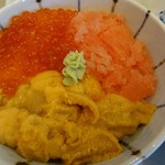 鱗晃 - 三色丼1,600円(蒸しウニ、イクラ、タラコ) 6～8月まで100円プラスで生うに提供