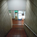 Sakanaya Inui - 階段を下りていく