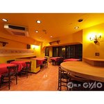 ルカデリオーガニック　タパス＆ワイン - 店に入ると黄色い壁が印象的な愛らしい店内