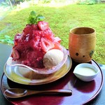 『かき氷 いちご(バニラ・練乳付)』』(1300円)～!! 表面をギュッと固めた『かき氷』の上に、たっぷりのいちごシロップがかけられ、生いちご、いちごの寒天、いちごジャムにアイスが添えらている～♪(*￣∇￣)ﾉ