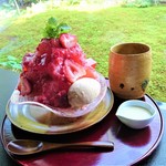 無碍山房 サロン・ド・ムゲ - 『かき氷 いちご(バニラ・練乳付)』』(1300円)～!! 表面をギュッと固めた『かき氷』の上に、たっぷりのいちごシロップがかけられ、生いちご、いちごの寒天、いちごジャムにアイスが添えらている～♪(*￣∇￣)ﾉ