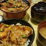 豚丼のぶたはげ - 手前が2枚の小盛り(￥650) 、奥が4枚(￥920) 。(2017/09)