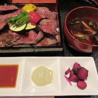 御肉 平川 - 【炭焼き御肉重　上　２４００円】（予約のみ・赤出汁・漬物付き）