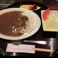 御肉 平川 - 【カレーライス　８００円】（サラダ・漬物付き）