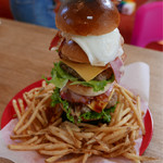 American Cafe DENVERS - モンスターハンバーガー1,852円(税別)…高さ20センチ超で本当にモンスターみたい