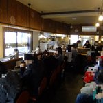 麺処 三鈷峰 - 壁に待ち客用の椅子が！！