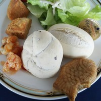 スカイクルーズマクハリ アパホテル＆リゾート東京ベイ幕張 - サラダ、パン、たい焼き