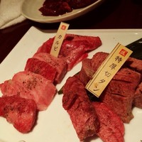 焼肉専科 肉の切り方 日本橋本店 - カルビ＠1320円　特厚切りタン＠1940円