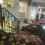 Holiday Inn - 中二階からロビーを望む