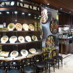 ショウウィンドウは何を食べようか迷ってしまう。