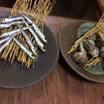 旬のさかな総 - H.29.8.9.夜 炭焼 うるめいわし 700円・炭焼 あさり 800円