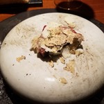 TACUBO - カツオの刺身にチーズとサマートリュフを掛けたもの