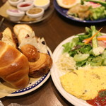 ルーエプラッツ ツオップ - パン盛りが来たので