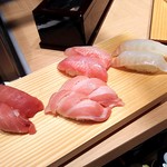 寿司 魚がし日本一 みなとみらい店 - 左から（税別）…本鮪中とろ半額で1個150円・本鮪大とろ半額で1個175円・＜店長おすすめ＞金目鯛（静岡）1個250円・＜店長おすすめ＞すずき（愛媛）1個150円・金目鯛が桜色なのは鮮度が良い証拠☆