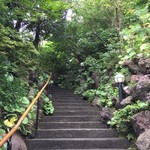 日本料理 鎌倉山倶楽部 - 外門から続く石段