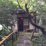 日本料理 鎌倉山倶楽部 - 石段の先に母屋