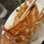 天鴻餃子房 - 黒豚餃子、リフトアップ。