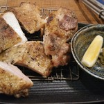 佐賀県三瀬村ふもと赤鶏 - ハサミで切り分けます　柔らかいお肉
