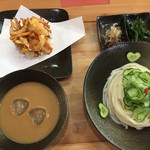 うどんCafe はらだ - 冷汁うどんとかき揚げ