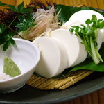 蛍 - 飛騨高山の幻の絹ごし豆腐、藻塩を添えてお持ちします