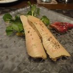 クッチーナ イタリアーナ ガッルーラ - ご存じ名物のフォアグラ桜チップスモークと鴨の胸肉マンゴー添え