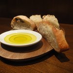 クッチーナ イタリアーナ ガッルーラ - 新タマネギのフォカッチャとオリーブ入りパン