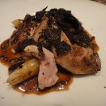 クッチーナ イタリアーナ ガッルーラ - 蜂蜜風味のウズラと玉子に黒トリュフソース(^_^)今年人気の佐賀産ホワイトアスパラ