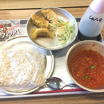 Gakkoniikou - ソフト麺 ミートソース 揚げ餃子 アーモンドと小魚 牛乳 ミルメーク